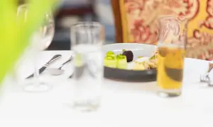 Ile napojów na komunię? Przelicznik i porady, by nic nie zabrakło!