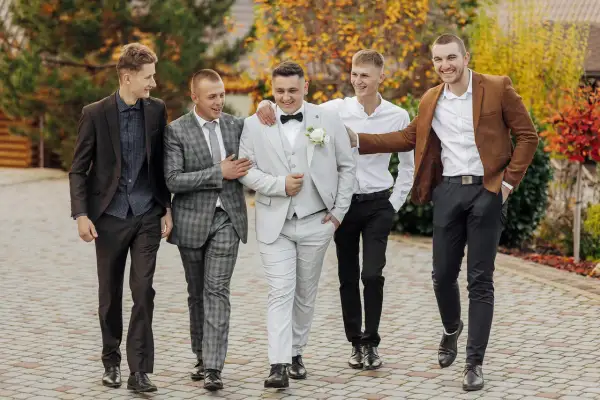 Jak się ubrać na wesele 2026? Poradnik elegancji i stylu